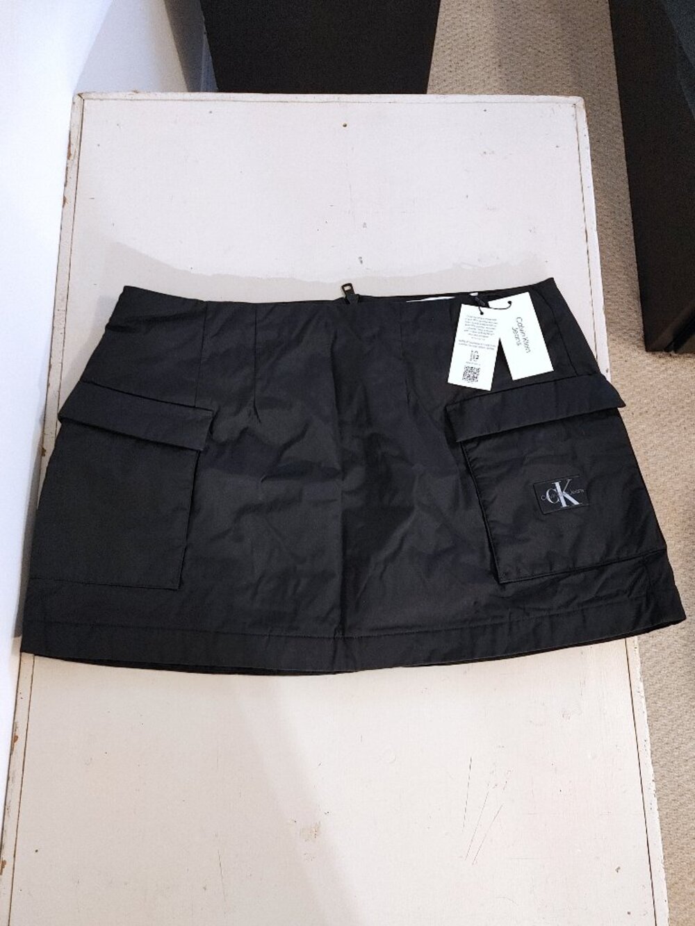 XL black Calvin Klein Jeans nylon padded mini cargo skirt with pockets (new!)